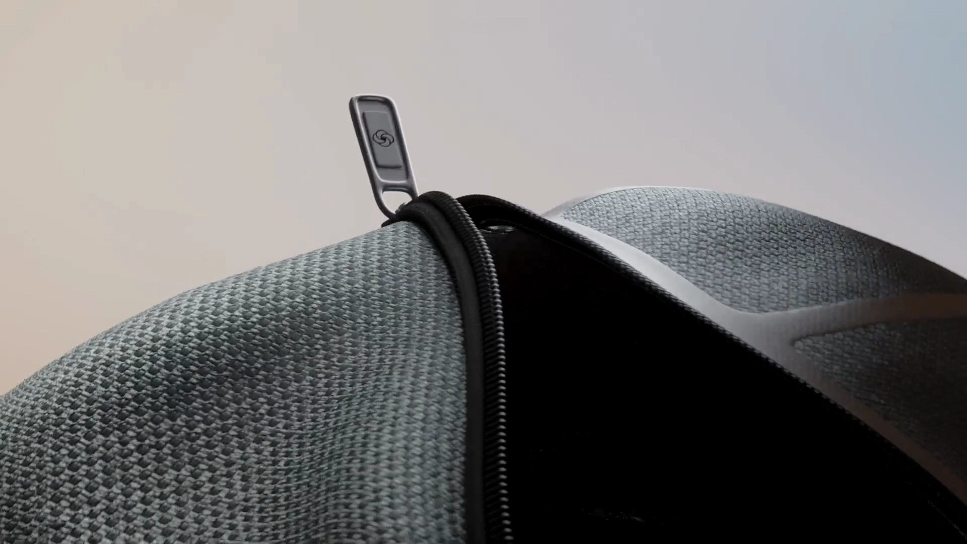 louis-thienpont-satisfaction-samsonite-backpacks-you-are-the-journey-thumbnail-zipper-1920×1080